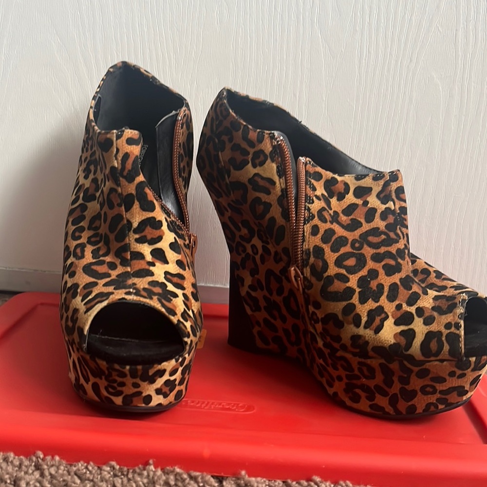 Leopard open toe zip up wedges